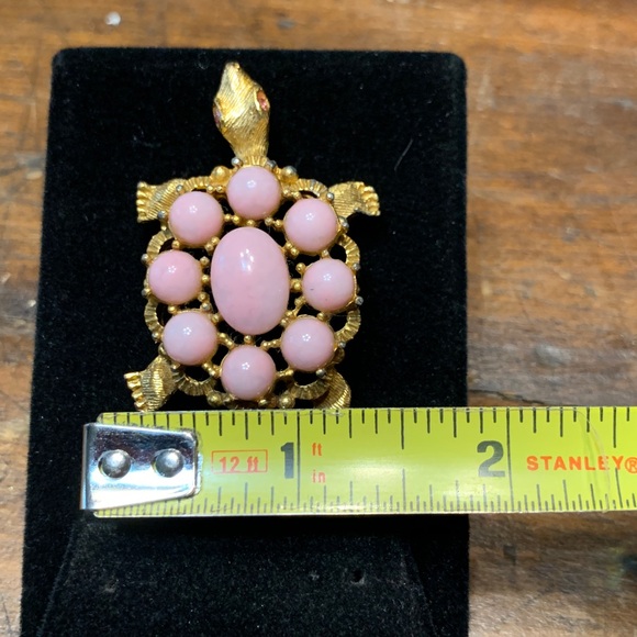 60’s MID CENTURY GOLDEN TURTLE TORTOISE BROOCH WITH MARBLED PINK CABOCHONS - Picture 7 of 9